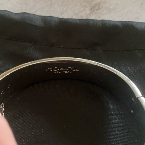 NEW
Coach Signature Fuchsia Hinge Bangle
Bracelet - Picture 6 of 8